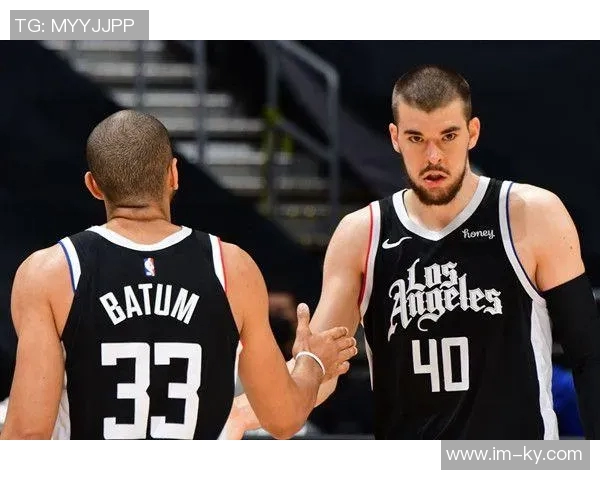 巴图姆发球踩线引争议帕金斯怒斥这球太愚蠢像业余篮球